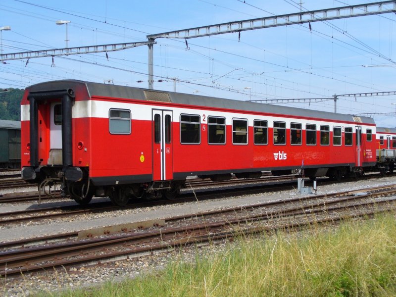 bls / 2 Kl. Personenwagen B 50 38 20-34 511-7 ( ex RM ) Abgestellt im Werksttteareal von Oberburg am 30.06.2007
