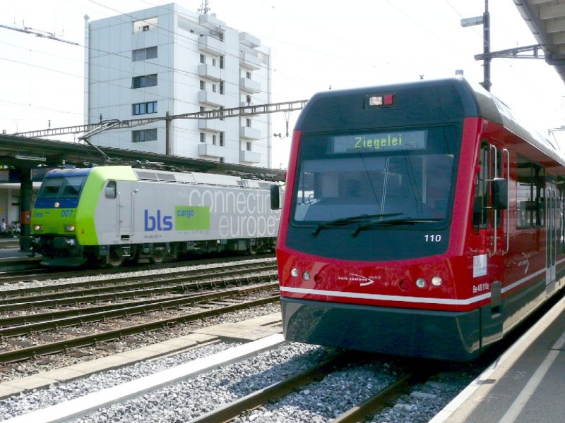 bls + asm - 485 007 vor Gterzug und der neue Be 4/8 110 im Bahnhof von Langenthal am 11.07.2008
