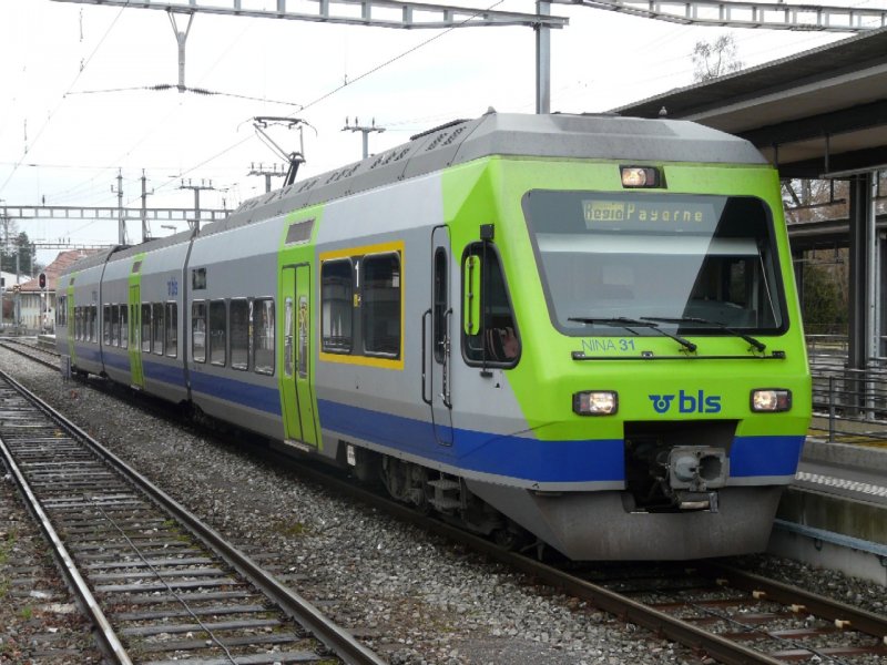 bls / NINA Trienzug 525 031-1 im Bahnhof von Murten unterwegs als Regio nach Payerne am 29.02.2008