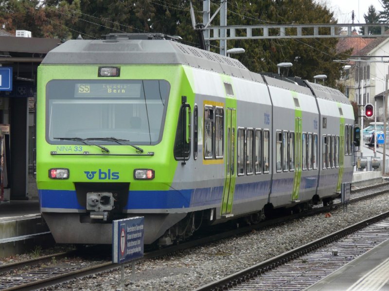 bls / NINA Trienzug 525 033-7 im Bahnhof von Murten unterwegs als Regio nach Kerzers - Bern am 29.02.2008