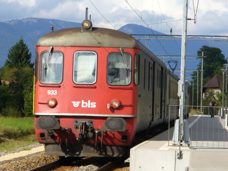 bls / SBB - Gepcksteuerwagen Dt 50 85 92-33 933-9 im Pendelzug von Bren an der Aare nach Lyss im Bahnhof von Dotzigen am 17.08.2007