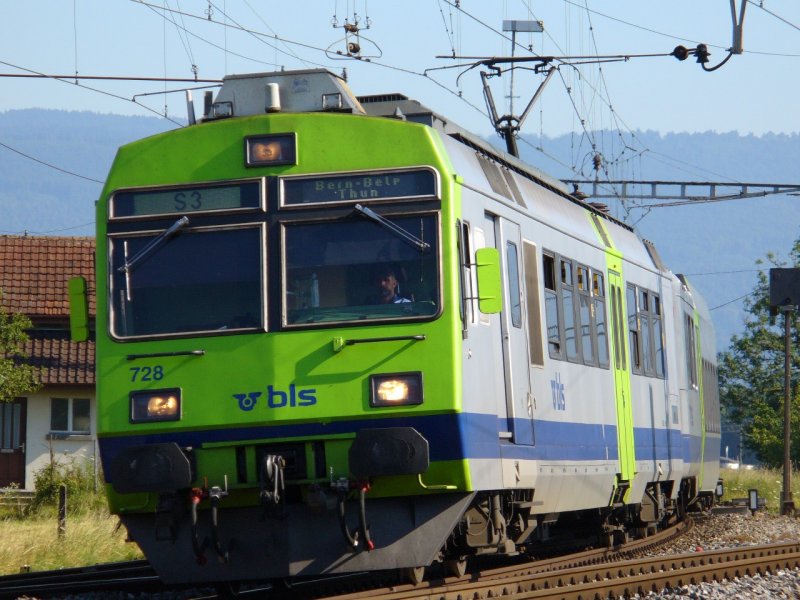 bls / Triebwagen RBDe 4/4 565 728 bei der Einfahrt in den Bahnhof von Busswil am 15.07.2007