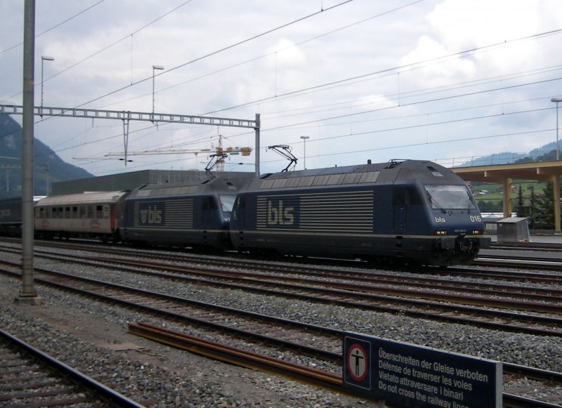BLS 016 mit Schwesterlok vor einem Hupac-Zug bei Fruttigen. 03.08.07 
