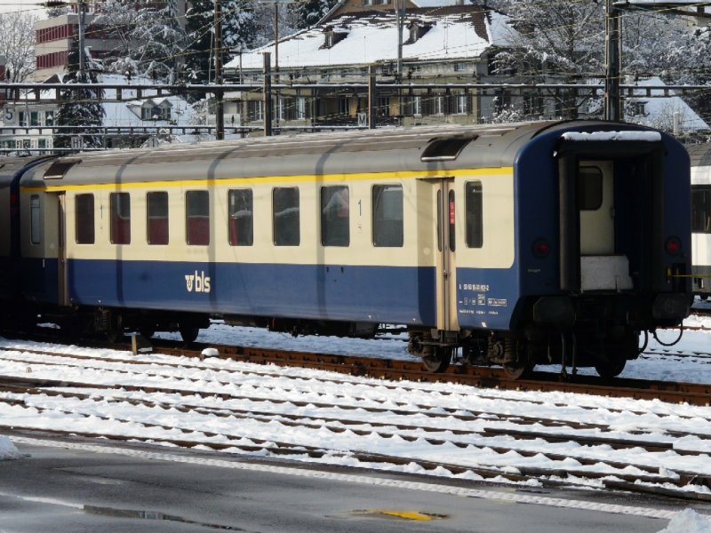 bls - 1 Kl. Personenwagen A 50 63 18-33 807-2 im Bahnhof von Bern am 12.12.2008
