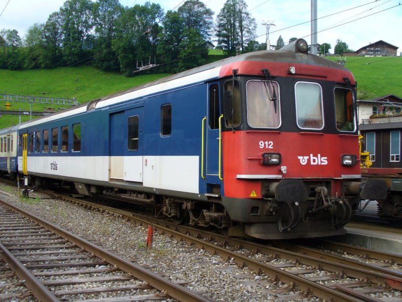 bls - 2 Kl. Steuerwagen mit Gepckabteil BDt 50 63 82-33 912-1 
( ex SBB ) im Bahnhof von Zweisimmen am 29.07.07