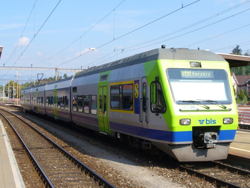 bls - 4 Teiliger Triebzug 525 025-3 im Bahnhof von Lyss am 15.09.2007