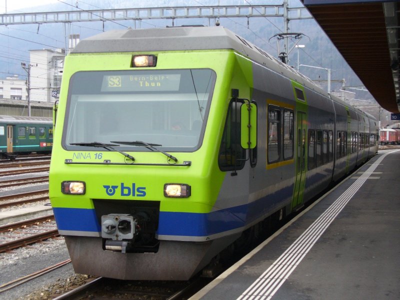 bls - 4 Teiliger Triebzug 525 016-2 im Bahnhof von Biel / Bienne am 13.01.2008