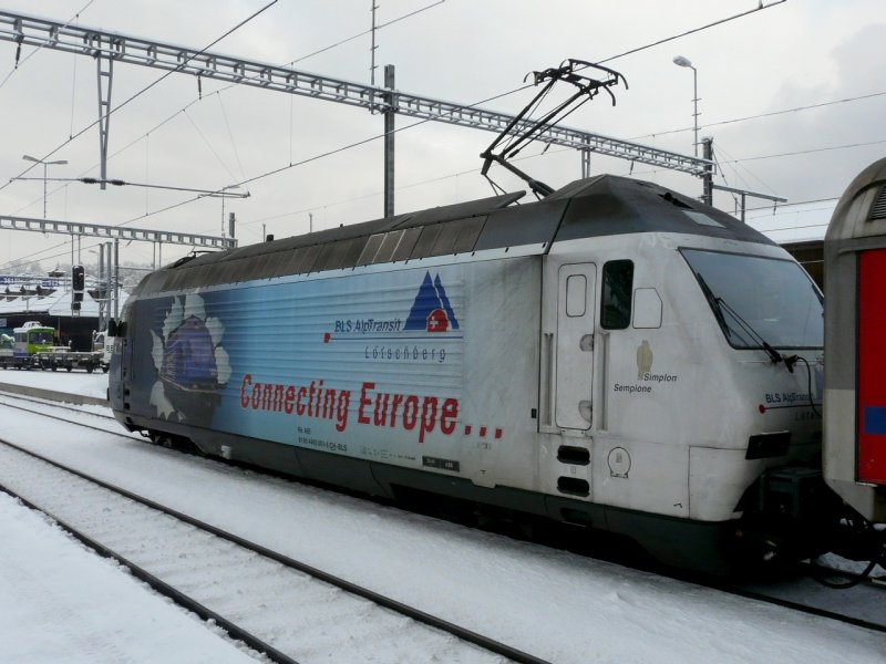 bls - 465 001-6 mit eigenwerbung unterwegs vor einer Rolla im Bahnhof von Spiez am 12.12.2008