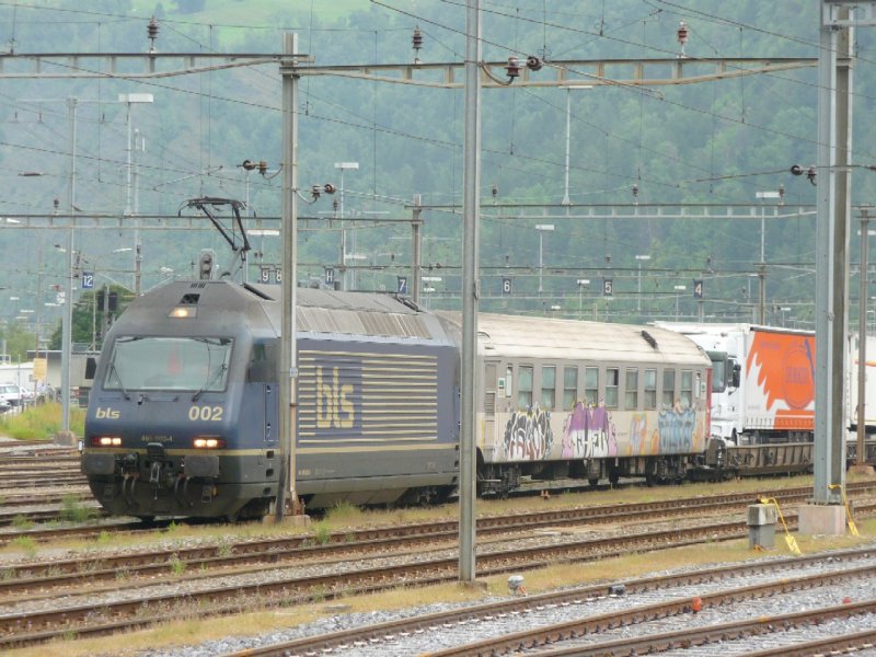 bls - 465 002 mir Rolla unterwegs im Bahnhofsareal von Brig am 01.09.2008