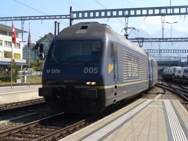 bls 465 055-7 mit einer zweiten 465 bei der Durchfahrt im Bahnhof von Spiez am 13.09.2007