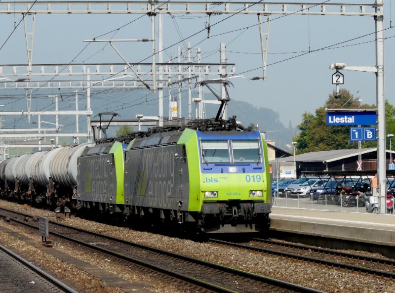 bls - 485 019 + 485 013 zusammen vor einem Schweren Gterzug bei der Durchfahrt im Bahnhof von Liestal am 19.09.2008