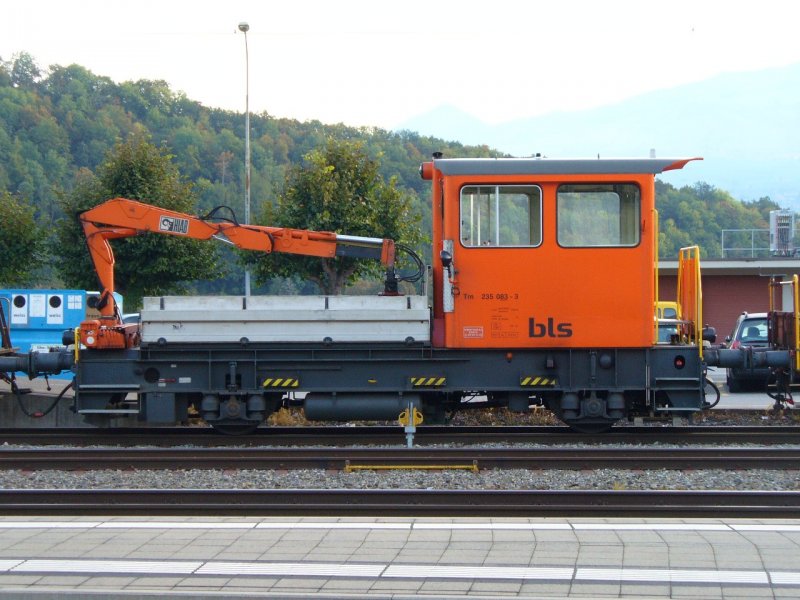 bls - Abgestellter Baudienst Tm 2/2 235 083-3 im Bahnhofsareal von Spiez am 20.09.2007
