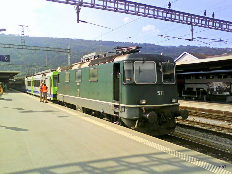 bls - Abschleppdienst der BLS mit der Re 420 511-8 vor dem Liegengebliebenen Pendelzug im Bahnhof Biel am 01.07.2009 ( Bild wurde  Hndykamera geschossen )