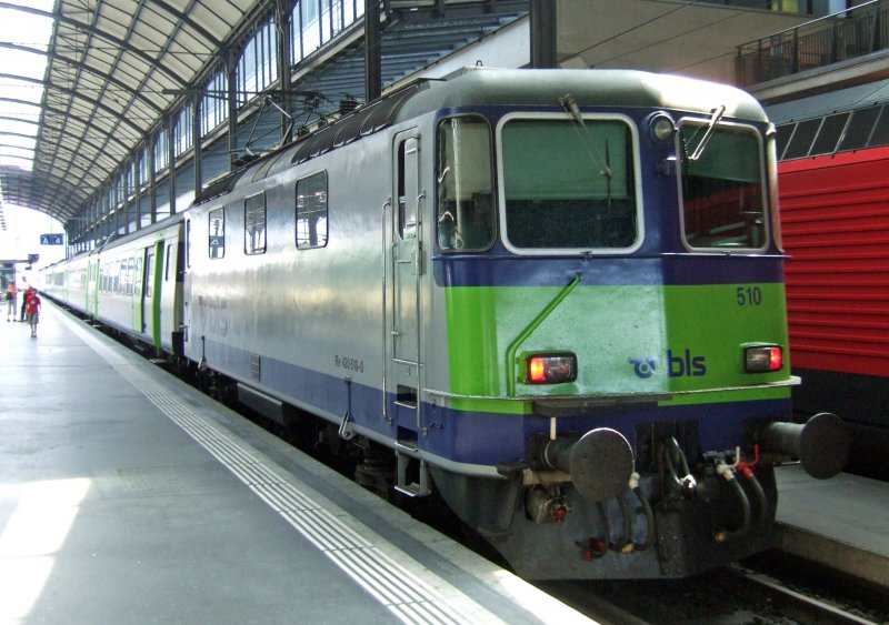 bls: Am 23.5.09 steht die Re 420 510 der BLS im Bahnhof Luzern bereit, um den RX (oder neu RE) nach Bern schieben zu knnen.