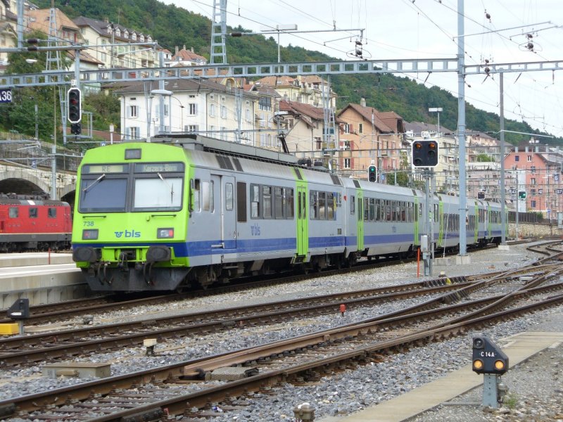 bls - Ausfahrender Pendelzug aus dem Bahnhof von Neuchatel am 09.09.2007