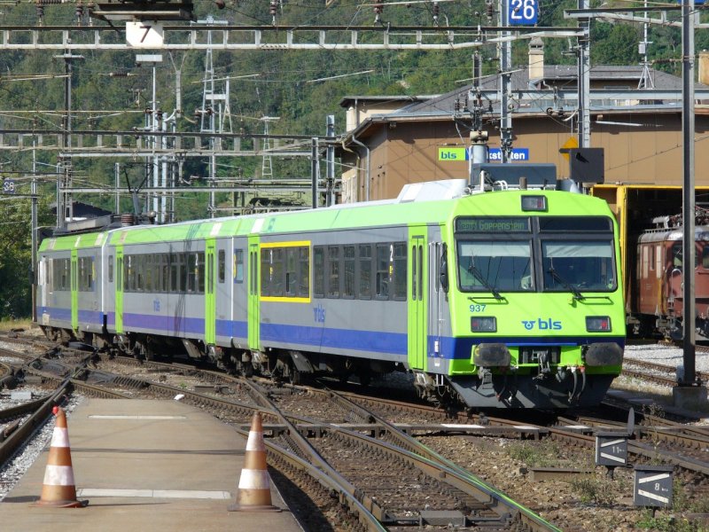 bls - Ausfahrender Pendelzug mit dem Steuerwagen ABt 937 am Schluss aus dem Bahnhof von Brig am 20.09.2007