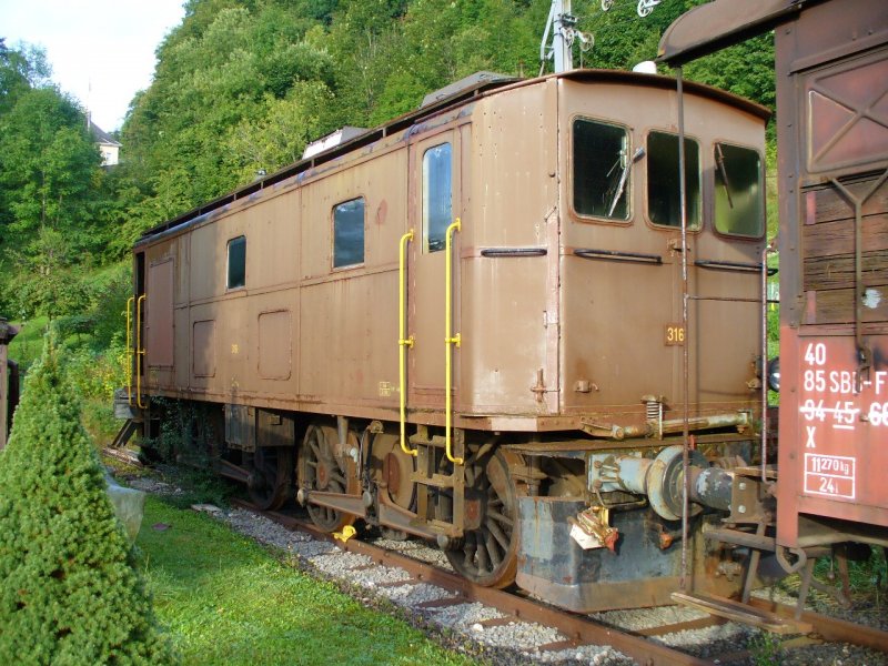 BLS - Ausrangierte und Abgestellte Oldtimer E-Lok Ce 4/4 316 in  Le Locle .. Foto vom 07.09.2007