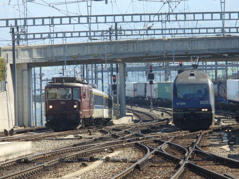 bls - Bahnhofsareal von Spiez mit Einfahrender Re 4/4 168 mit Regionalzug und Zwei Rangierenden E-Loks Typ 465 und Ausfahrendem Gterzug am 13.09.2007