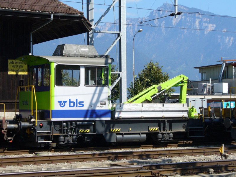 bls - Baudienst Tm 2/2 235 081-7 Abgestellt im Bahnhofsareal von Spiez am 13.09.2007