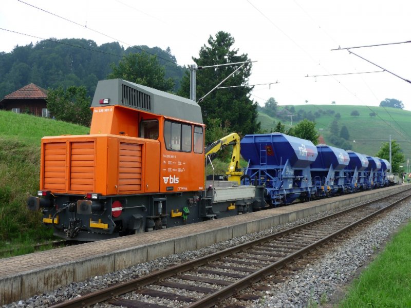 bls - Baudienst Tm 2/2  236 381-0 mit Bauzug in Gondiswil am 02.08.2008