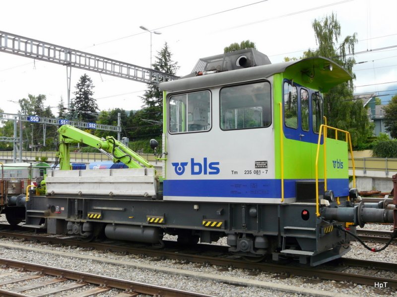 bls - Baudienst Tm 2/2 235 081-7 abgestellt im Bahnhofsareal von Spiez am 20.06.2009