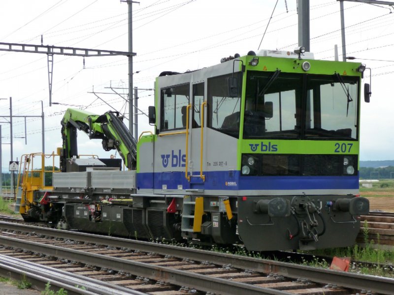 bls - Baudienstlok Tm 2/2 235 207-8 im Bahnhofsareal von Ins am 01.08.2008