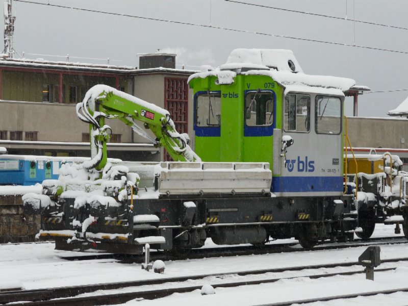 bls - Baudienstlok Tm 2/2 325 079-1 abgestellt im Bahnhofsareal von Spiez am 12.12.2008
