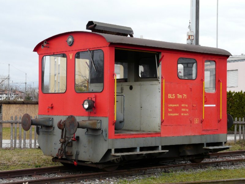 bls - Baudiesnt Tm 2/2 71 den Bahnhofsareal von Lyss am 02.03.2008