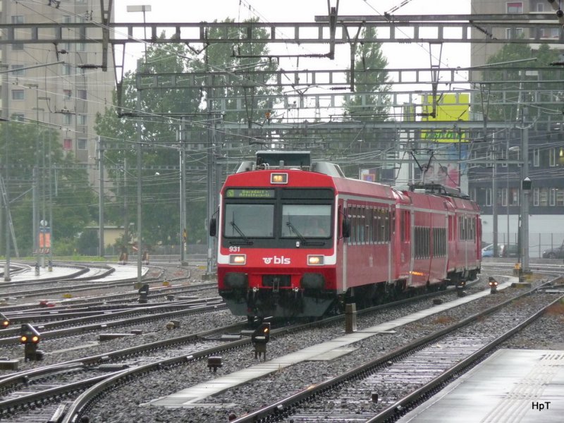 bls - bei Regen unterwegs auf der Linie S4 in Zollikofen der Regio nach Burgdorf mit dem Steuerwagen ABt 50 38 29-33 931 am der Spitze am 23.06.2009