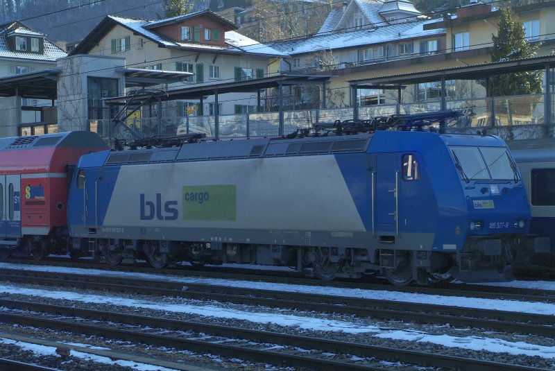 BLS Cargo 185 527/9 als vorspann fr die DB-Doppelstockwagen.
25.01.2009
