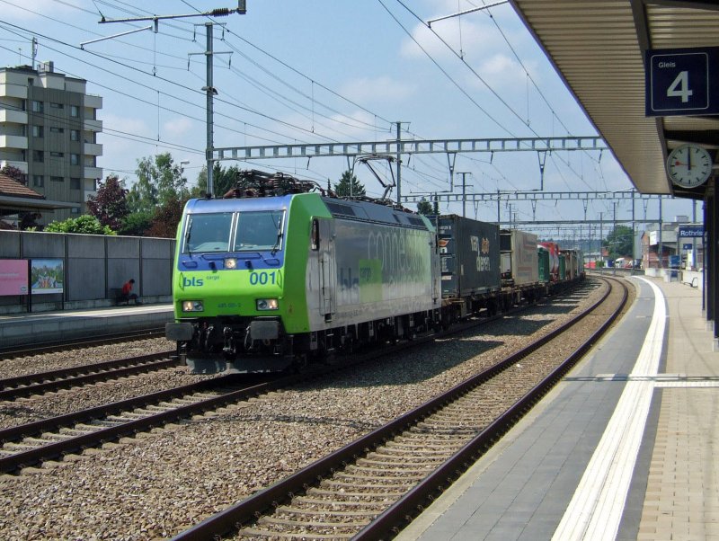 bls-Cargo: Mit einem Wechselcontainer(gter)zug durchfhrt am 16.7.09 die Re 485 001  Haltingen  den Bahnhof Rothrist.