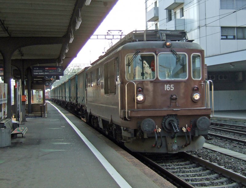 BLS-Cargo: Mit grossem Lrm (durch den schweren GZ natrlich) durchfhrt die Re 4/4 165  Moutier  den Bahnhof Langenthal am 16.7.09.