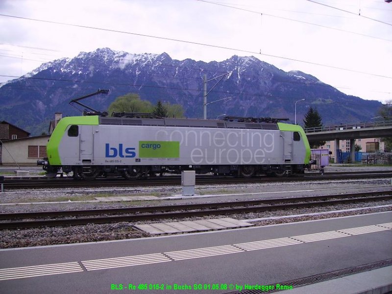 BLS Cargo Re 485 015-2 macht sich als Lz 38394 wieder aus dem Staub. 
Buchs SG 01.05.08