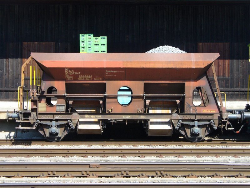 BLS - Dienstschotterwagen Xds 40 63 950 5 750-7 Abgestellt in Spiez am 13.09.2007