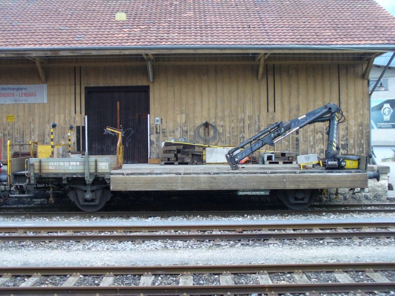 BLS  - Dienstwagen mit Kran  X 40 63 94 05 806-8 im Bahnhof von Grenchen Nord am 16.12.2007