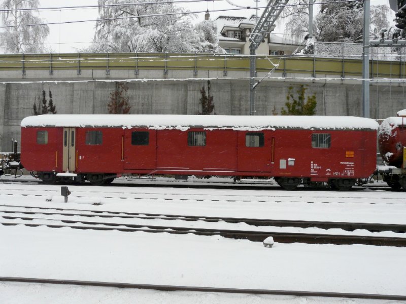 bls - Dienstwagen Xas 80 63 98 05 300-9 abgestellt im Bahnhofsareal von Spiez am 12.12.2008