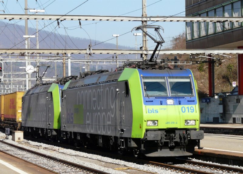 bls im Doppelpack mit den Lok`s 485 019 + 485 013 vor einem Gterzug bei der Durchfahrt im Bahnhof von Olten am 24.02.2008