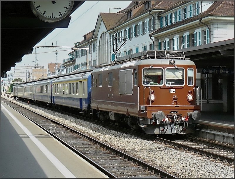 BLS E-Lok 425 195 durchfhrt mit Personenwagen den Bahnhof von Thun am 04.08.08. (Hans)