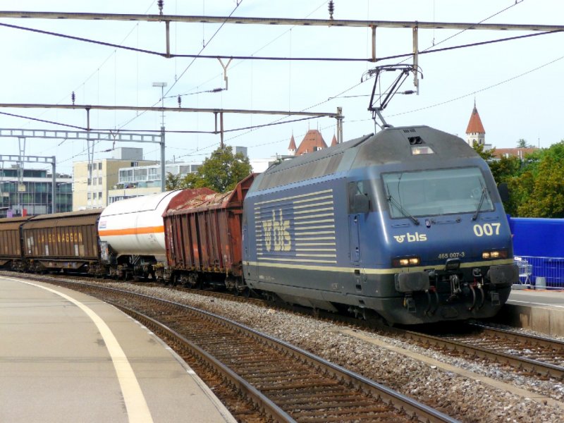 bls - E-Lok 465 007-3 vor Gterzug in Thun am 11.09.2008