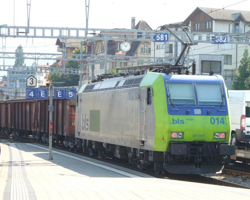 bls - E-Lok 485 014-5 im Schiebedienst bei der Ausfahrt aus dem Bahnhof von Spiez am 13.09.2007