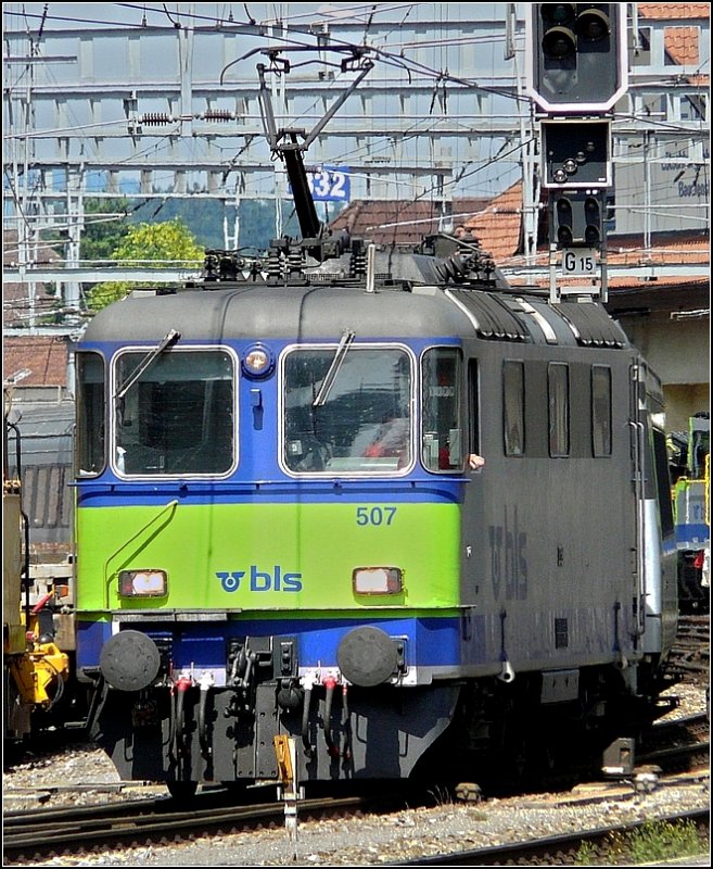 BLS E-Lok 507 fhrt am 29.07.08 mit ihrem Zug in den Bahnhof von Spiez ein. (Jeanny)