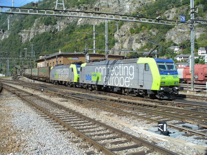 bls - Einfahrender Gterzug im Bahnhof von Brig mit den Loks 485 005-3 + 485 ??? am 20.09.2007