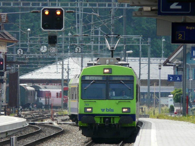 bls - Einfahrender Regio mit RBDe 4/4 565 741-6 und B und ABt im Bahnhof Interlaken West am 24.05.2008