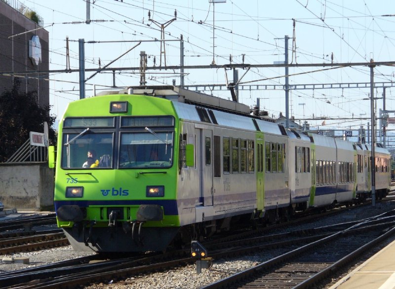 bls - Einfahrender Regionalzug aus Bern in dem Bahnhof Thun mit dem RBDe 4/4 565 735-8 am 20.09.2007