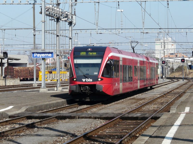 bls - Einfahrender Triebwagen RABe 2/8 526 280-3 Regio als Regio von Murten nach Payerne aber schon mit der anschrift als Regio nach Murten im Bahnhof von Payerne am 28.02.2009