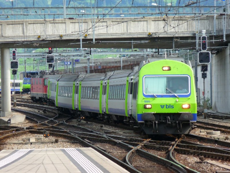 bls - Einfahrender Zug in den Bahnhof von Spiez am 16.08.2008