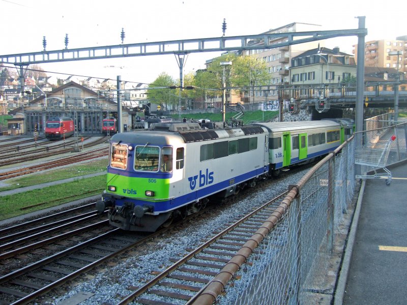 bls: Einfahrt des Regioexpress (Bern-Luzern) in Luzern. Die Zuglok st die Re 420 506 der bls. (9.4.09)