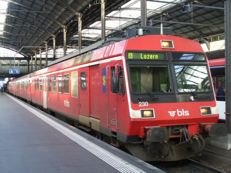 bls - ex RM Pendelzug mit dem Triebwagen RBDe 4/4 566 230-9 und 1 Personenwagen  2 Kl. sowie 1 Steuerwagen 1 + 2 Kl. im Bahnhof von Luzern am 26.01.2008