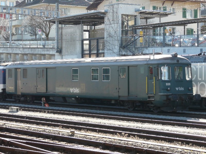 bls - ex SBB Gepcksteuerwagen Dt 50 63 92-33 938-4 im Bahnhof von Spiez am 08.02.2208