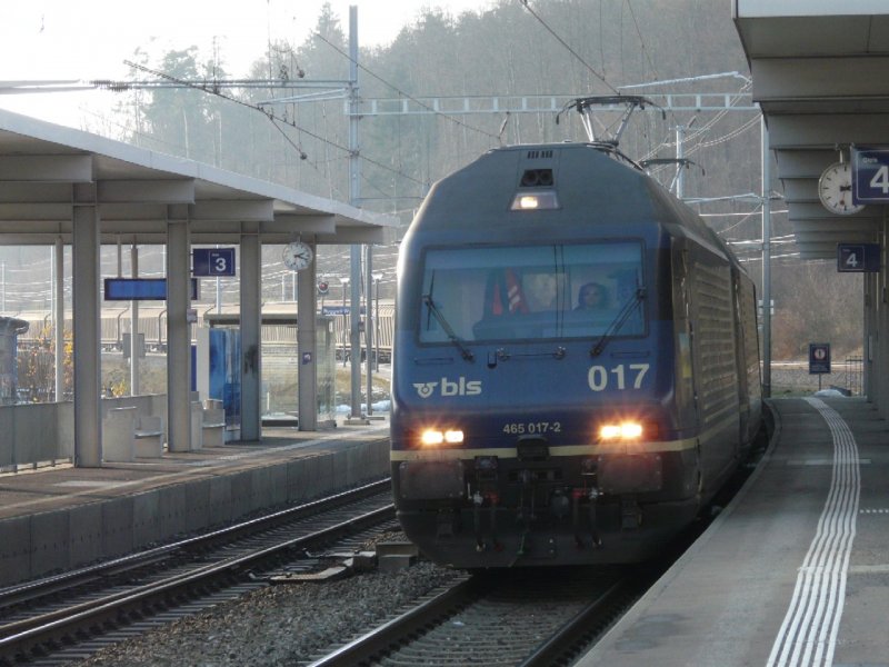 bls - Gterzug der bls mit der 465 017-2 + 465 ... bei der Durchfahrt im Bahnhof von Roggwil-Wynau am 30.11.2008